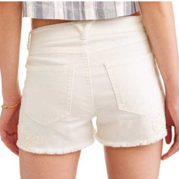 NWT NOBO White Lace Embellished Stretchy Jean Shorts - Picture 2 of 3